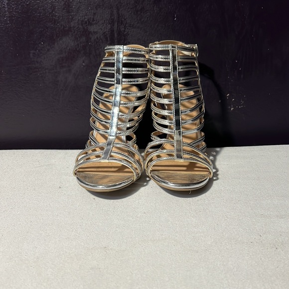 Silver Heels - Picture 2 of 4